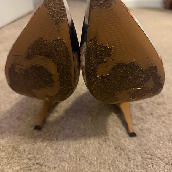 NINE WEST colorful cream base multicolor pump. - Picture 5 of 6